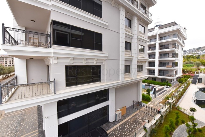 Трехкомнатная квартира на берегу моря