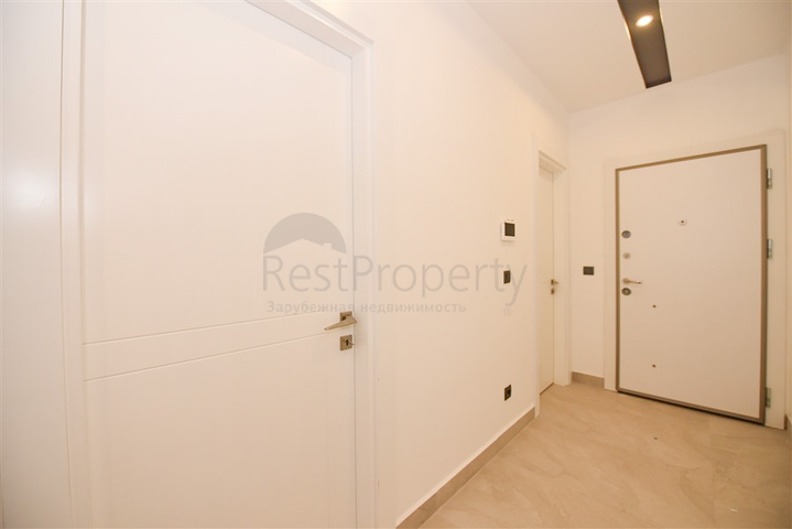 Трехкомнатная квартира на берегу моря