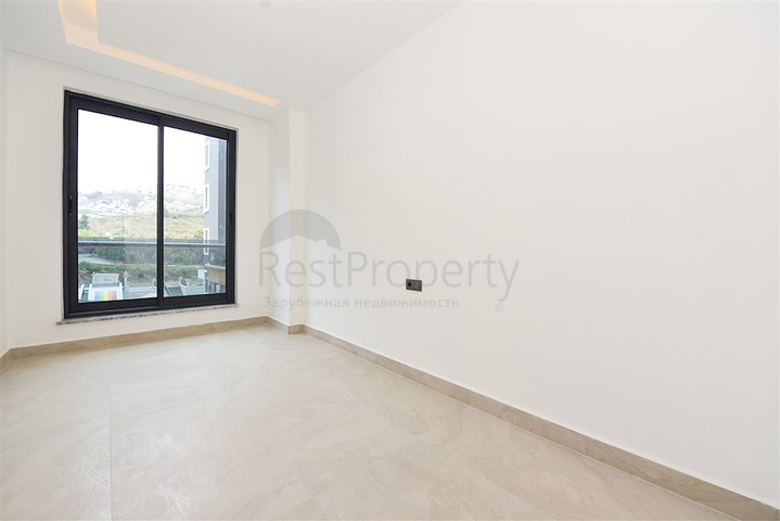 Трехкомнатная квартира на берегу моря