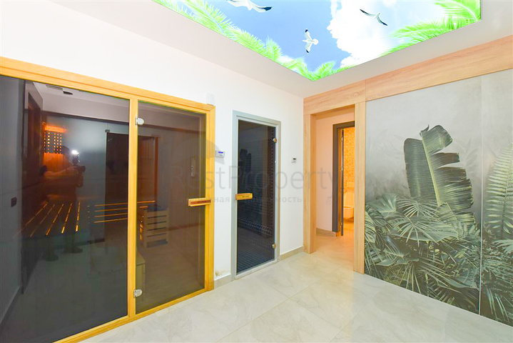 Трехкомнатная квартира на берегу моря