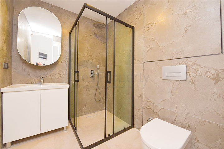 Трехкомнатная квартира на берегу моря