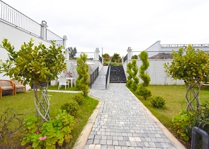 Трехкомнатная квартира на берегу моря