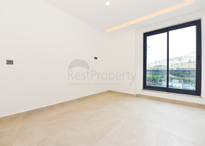 Трехкомнатная квартира на берегу моря