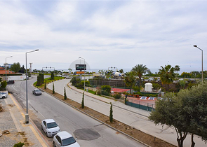 Трехкомнатная квартира на берегу моря