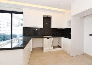 Трехкомнатная квартира на берегу моря