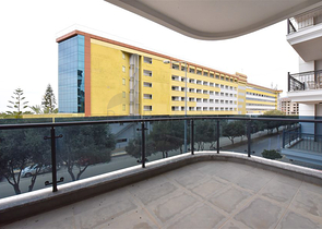 Трехкомнатная квартира на берегу моря