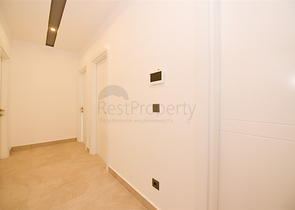 Трехкомнатная квартира на берегу моря