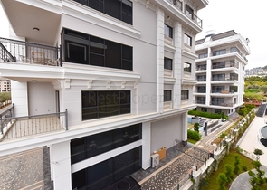 Трехкомнатная квартира на берегу моря