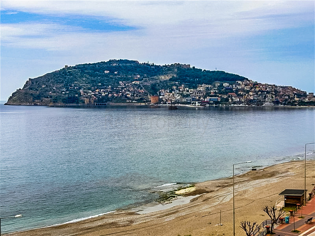 Шикарный пентхаус с панорамным видом на море в самом центре Алании