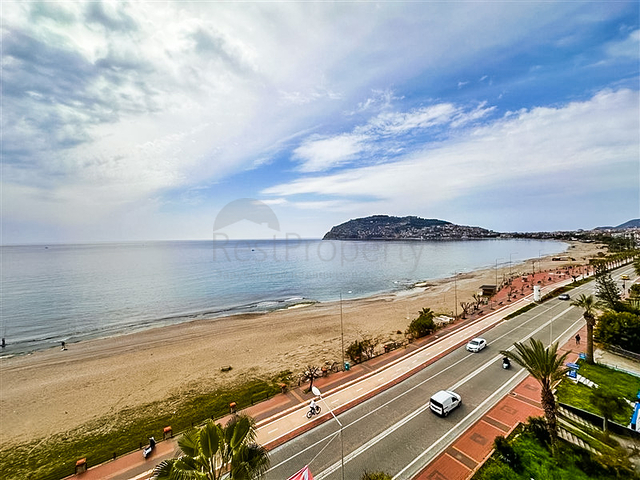 Шикарный пентхаус с панорамным видом на море в самом центре Алании