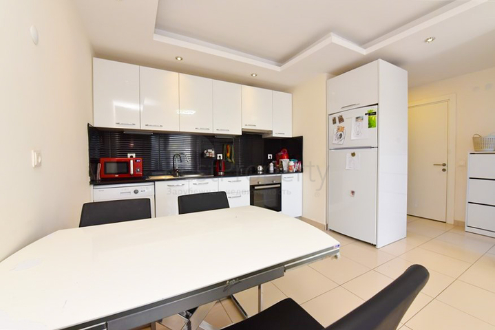 Двухкомнатная комната с мебелью и бытовой техникой