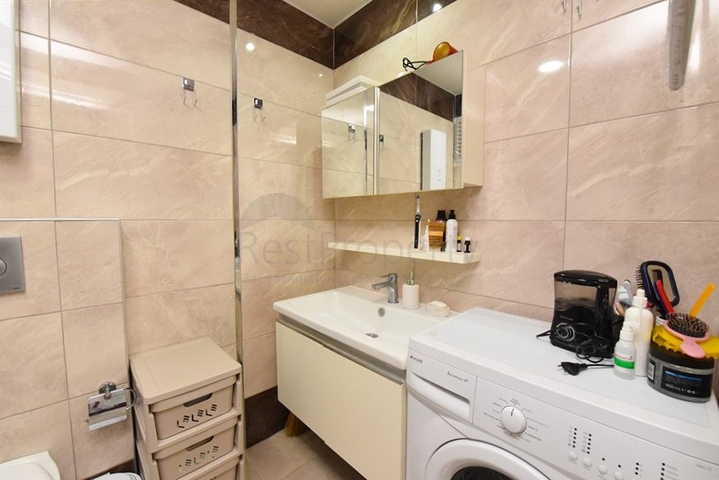 Двухкомнатная комната с мебелью и бытовой техникой