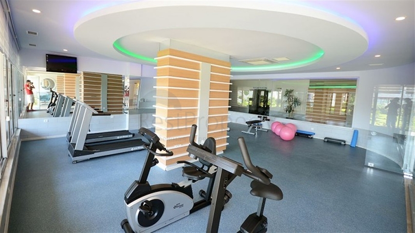 Двухкомнатная комната с мебелью и бытовой техникой