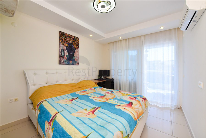 Двухкомнатная комната с мебелью и бытовой техникой