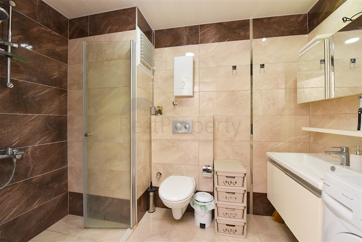 Двухкомнатная комната с мебелью и бытовой техникой