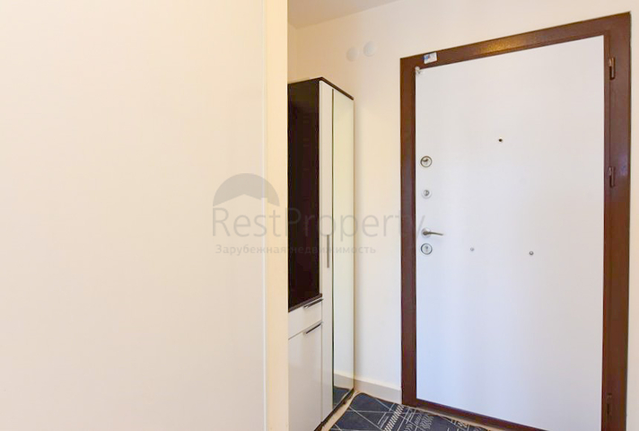 Двухкомнатная комната с мебелью и бытовой техникой