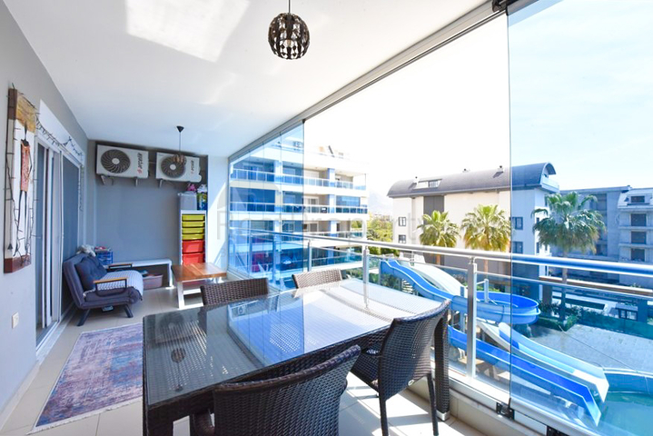 Двухкомнатная комната с мебелью и бытовой техникой