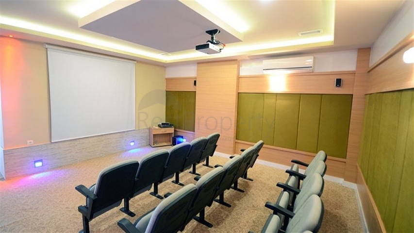 Двухкомнатная комната с мебелью и бытовой техникой