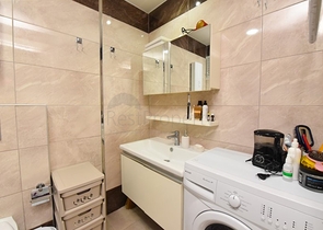 Двухкомнатная комната с мебелью и бытовой техникой