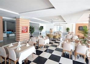 Двухкомнатная комната с мебелью и бытовой техникой