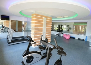 Двухкомнатная комната с мебелью и бытовой техникой