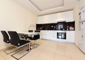 Двухкомнатная комната с мебелью и бытовой техникой