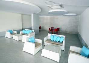 Двухкомнатная комната с мебелью и бытовой техникой