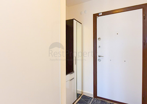 Двухкомнатная комната с мебелью и бытовой техникой