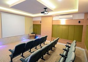 Двухкомнатная комната с мебелью и бытовой техникой