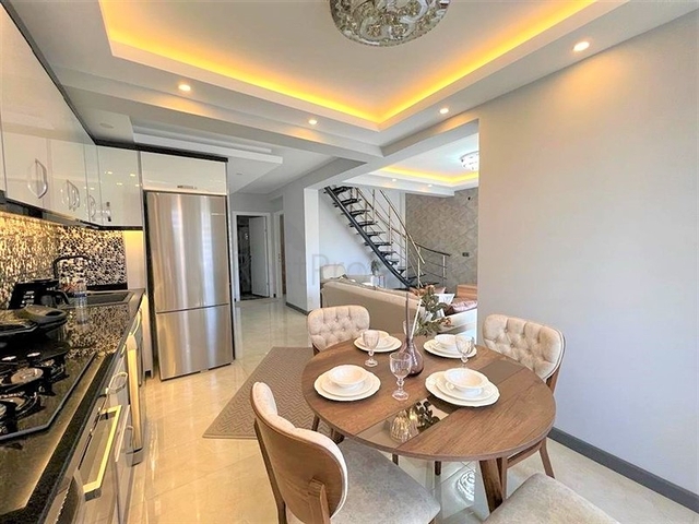 Просторный пентхаус 4+1 в центре Алании с видом на крепость