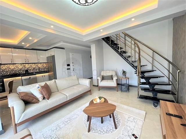 Просторный пентхаус 4+1 в центре Алании с видом на крепость