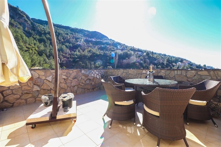 Пентхаус 3+1 с потрясающим видом на море в живописном районе Бекташ