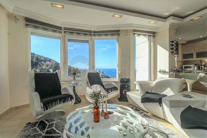 Пентхаус 3+1 с потрясающим видом на море в живописном районе Бекташ