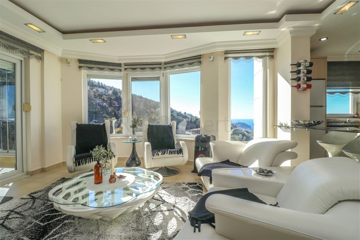 Пентхаус 3+1 с потрясающим видом на море в живописном районе Бекташ