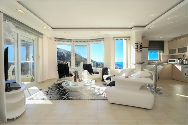 Пентхаус 3+1 с потрясающим видом на море в живописном районе Бекташ