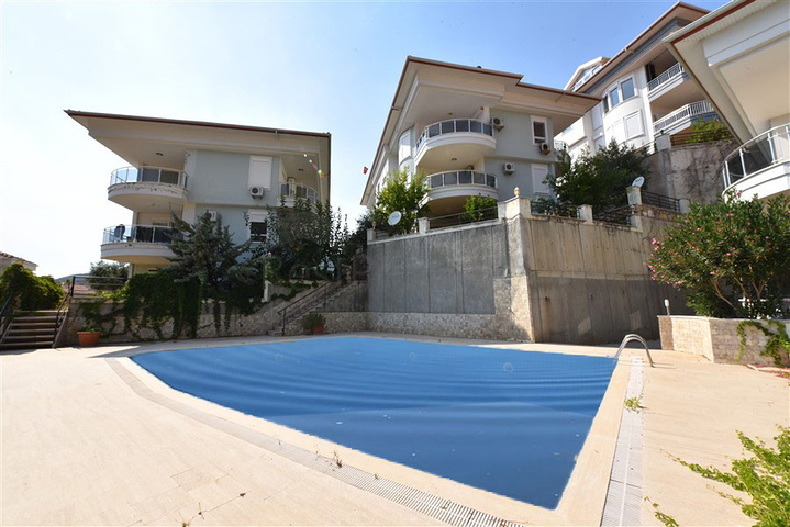 Пентхаус 3+1 с потрясающим видом на море в живописном районе Бекташ