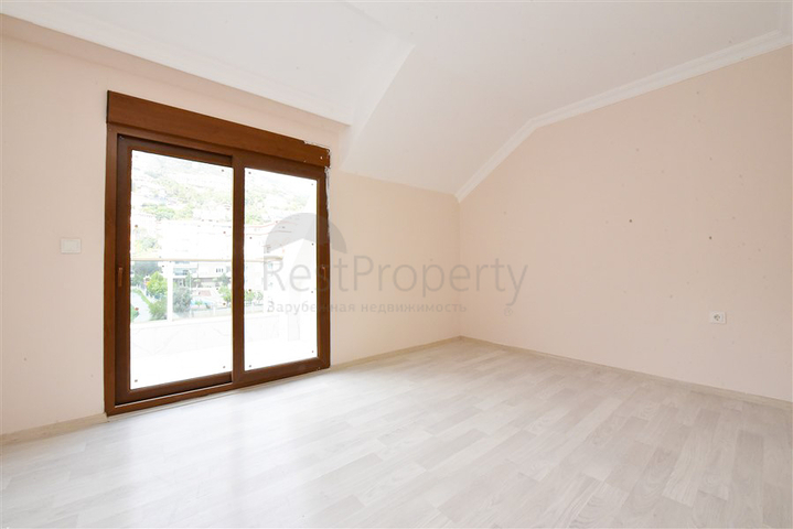 Просторный пентхаус с видом на море в центре Алании