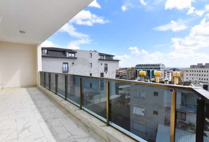 Просторный пентхаус с видом на море в центре Алании