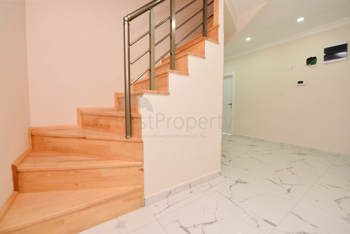 Просторный пентхаус с видом на море в центре Алании