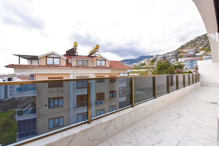 Просторный пентхаус с видом на море в центре Алании