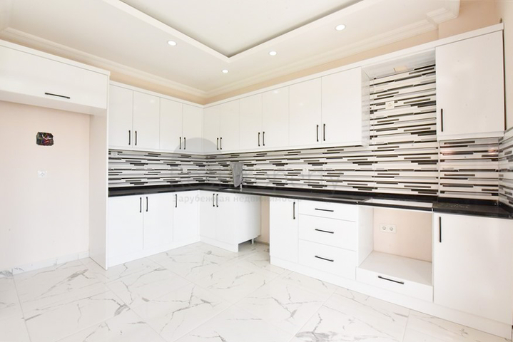 Просторный пентхаус с видом на море в центре Алании