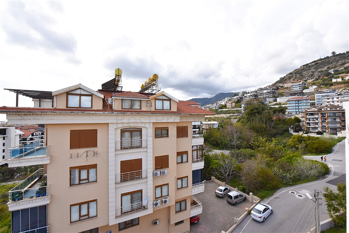 Просторный пентхаус с видом на море в центре Алании