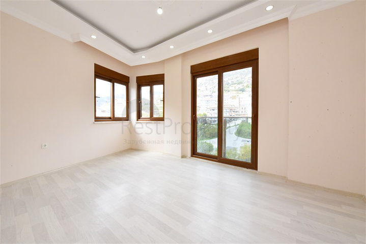 Просторный пентхаус с видом на море в центре Алании