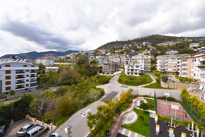 Просторный пентхаус с видом на море в центре Алании