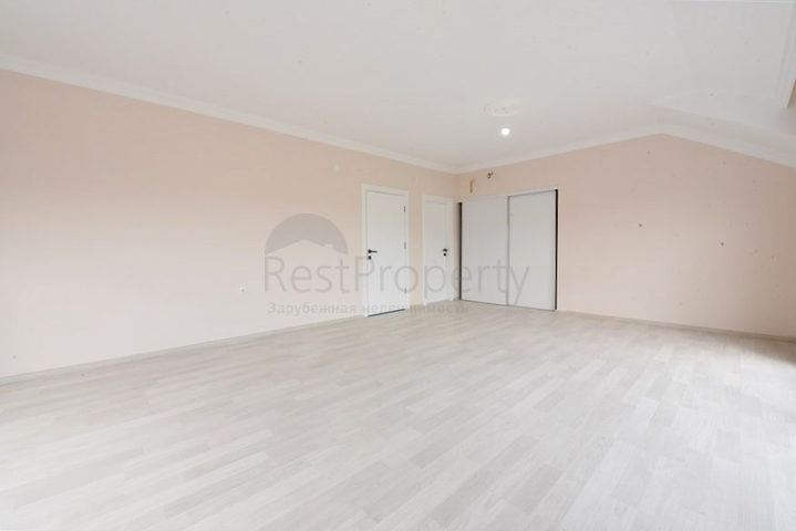 Просторный пентхаус с видом на море в центре Алании