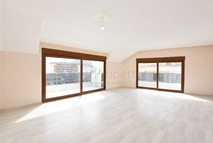 Просторный пентхаус с видом на море в центре Алании