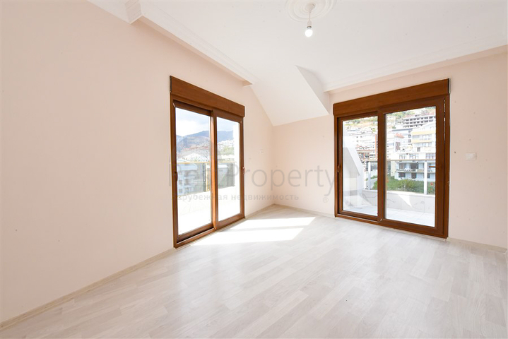 Просторный пентхаус с видом на море в центре Алании