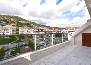 Просторный пентхаус с видом на море в центре Алании