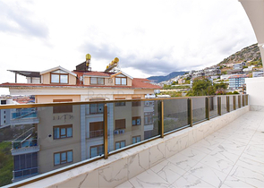 Просторный пентхаус с видом на море в центре Алании