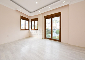 Просторный пентхаус с видом на море в центре Алании